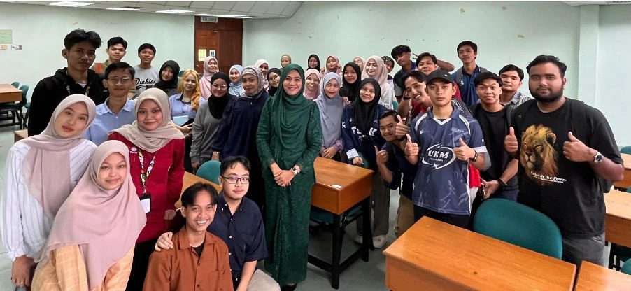 Mahasiswa Administrasi Publik Universitas Hasanuddin berfoto bersama dosen dan mitra akademik usai mengikuti rangkaian kegiatan International Mobility Program di salah satu universitas terkemuka di Malaysia, sebagai bagian dari penguatan internasionalisasi pendidikan dan perluasan jejaring global Unhas.